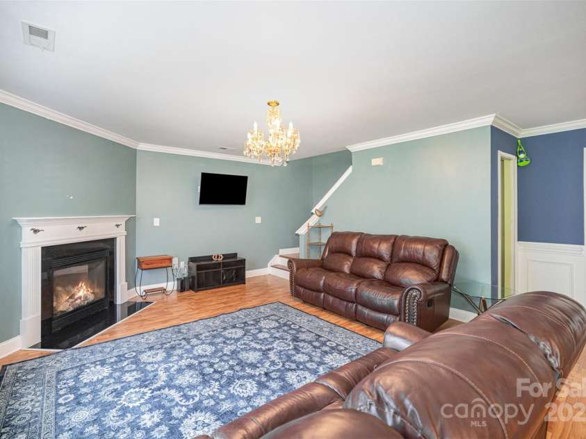 4732 Meadowfield Road, Charlotte, NC 28215.  MLS# CAR4274693, YatesRealty ID 22987. Livingroom