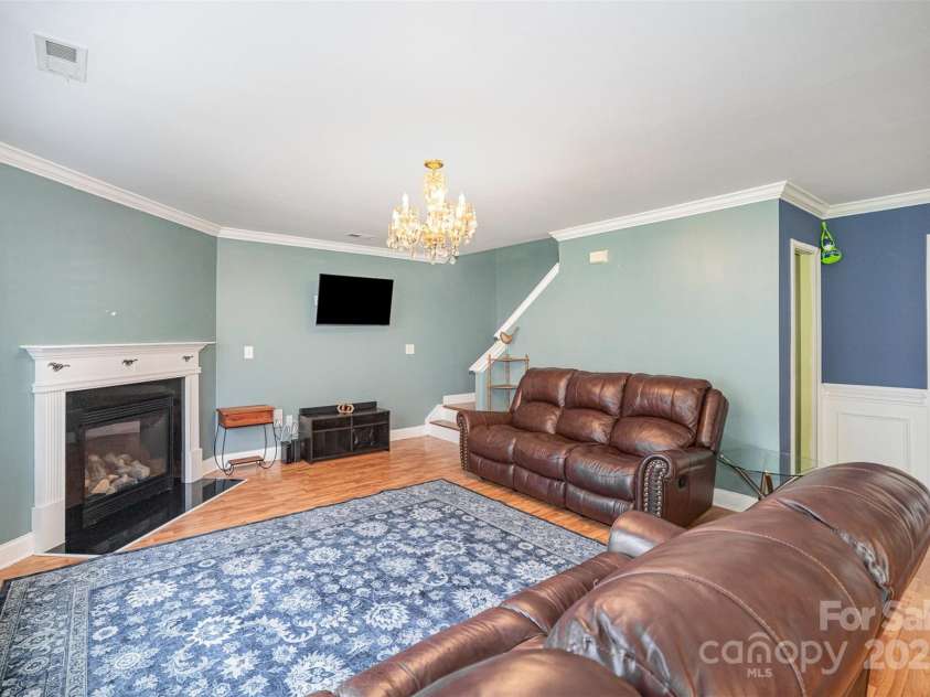 4732 Meadowfield Road, Charlotte, NC 28215.  MLS# CAR4274693, YatesRealty ID 22987. Livingroom