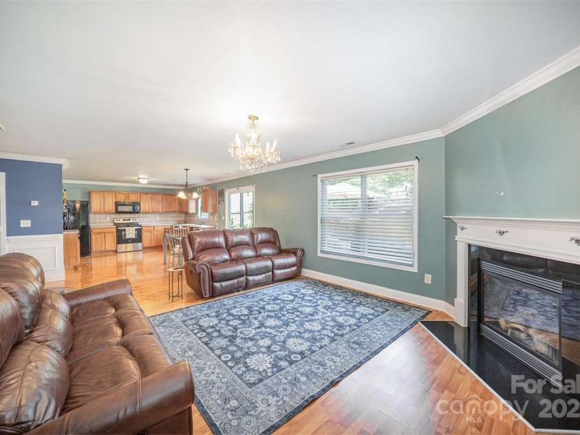 4732 Meadowfield Road, Charlotte, NC 28215.  MLS# CAR4274693, YatesRealty ID 22987. Livingroom