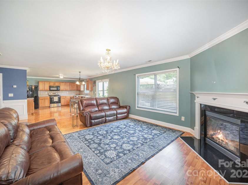 4732 Meadowfield Road, Charlotte, NC 28215.  MLS# CAR4274693, YatesRealty ID 22987. Livingroom