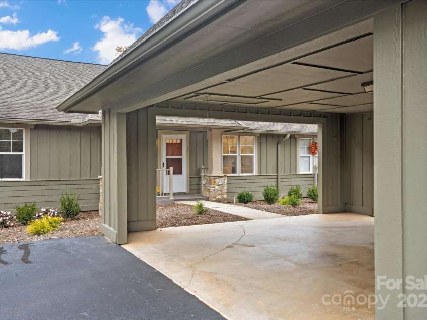 102 Fox Den Court, Hendersonville, NC 28792.  MLS# CAR4316713, YatesRealty ID 22989. 