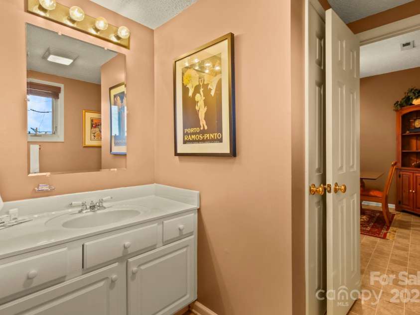 190 Briarcliff Road, Blowing Rock, NC 28605.  MLS# CAR4234277, YatesRealty ID 2299. Basement Full Bathroom