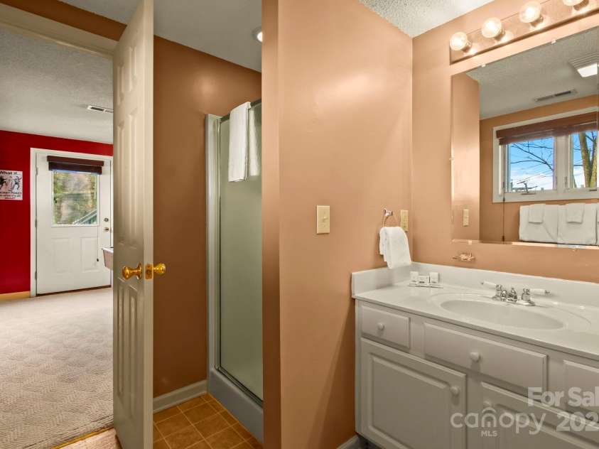 190 Briarcliff Road, Blowing Rock, NC 28605.  MLS# CAR4234277, YatesRealty ID 2299. Basement Full Bathroom