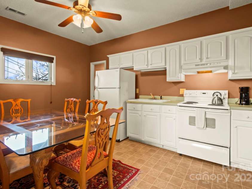 190 Briarcliff Road, Blowing Rock, NC 28605.  MLS# CAR4234277, YatesRealty ID 2299. Eat-in Kitchen- Basement