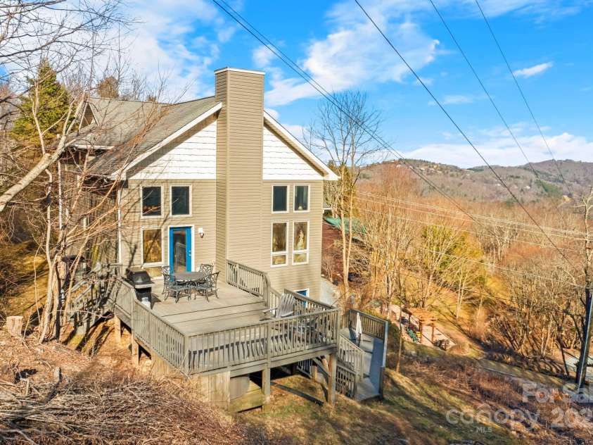 190 Briarcliff Road, Blowing Rock, NC 28605.  MLS# CAR4234277, YatesRealty ID 2299. Exterior Side Decks
