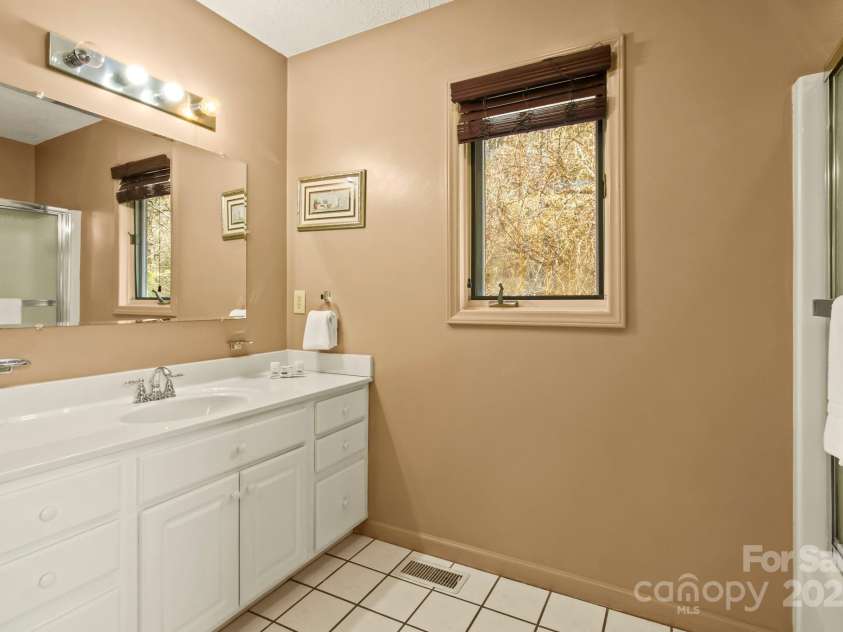 190 Briarcliff Road, Blowing Rock, NC 28605.  MLS# CAR4234277, YatesRealty ID 2299. Upstairs Full Bathroom