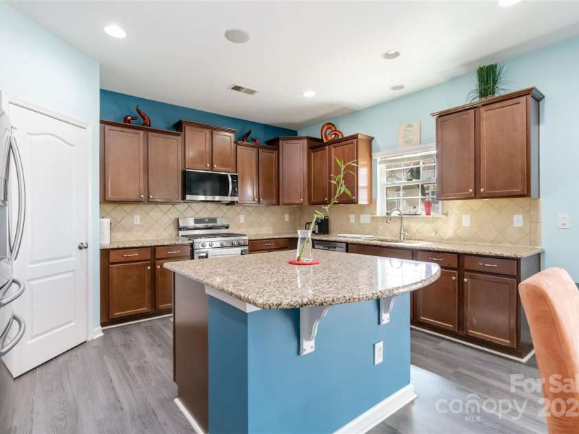 3960 Franklin Meadows Drive, Matthews, NC 28105.  MLS# CAR4231754, YatesRealty ID 22992. 