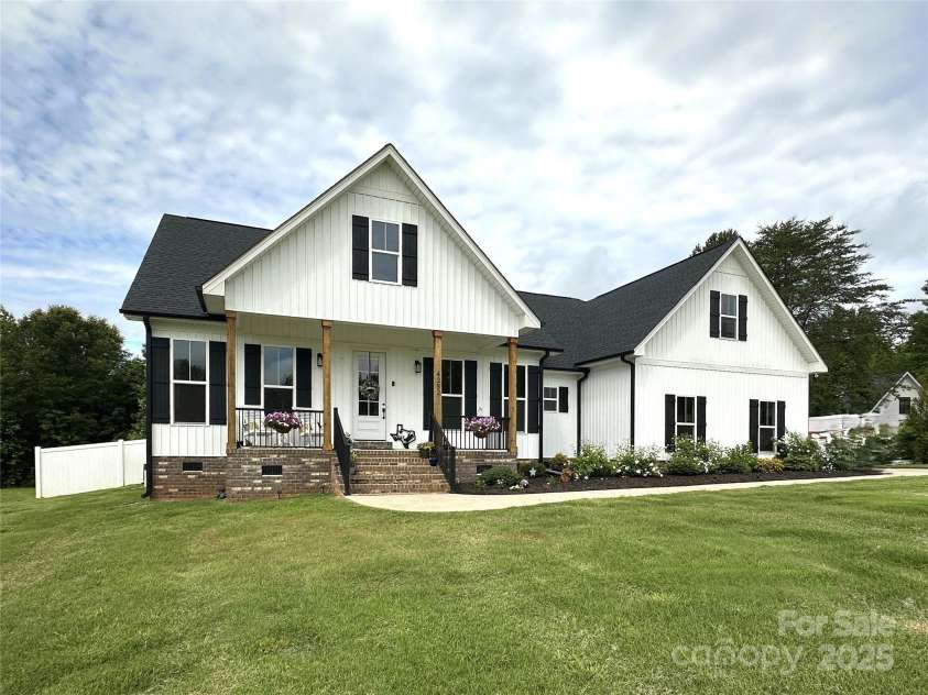 4282 Brandy Creek Court, Clover, SC 29710.  MLS# CAR4270337, YatesRealty ID 22993. 