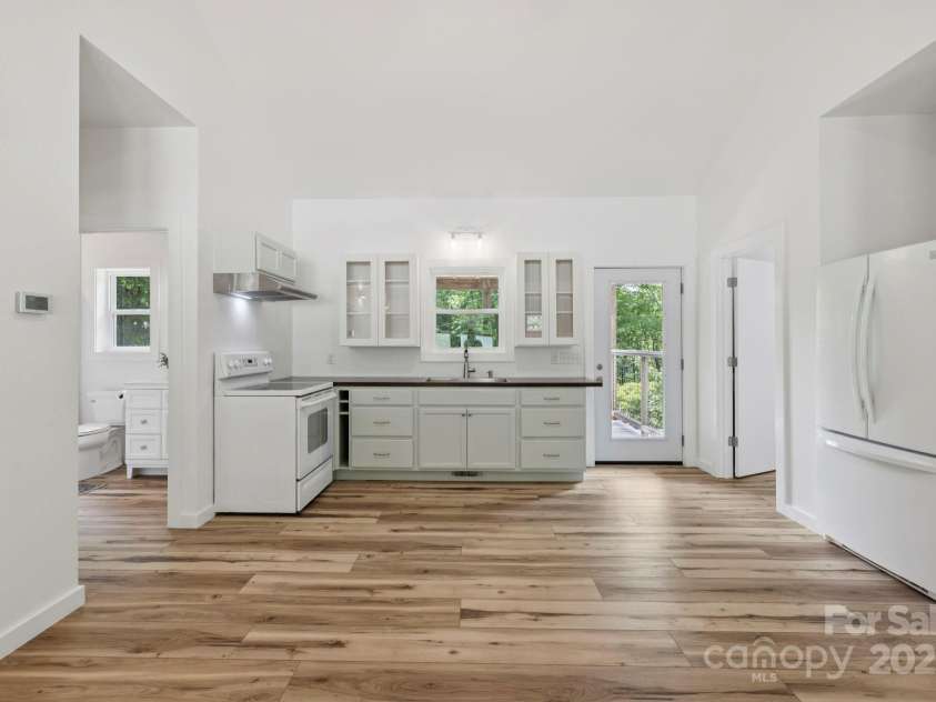 185 Little Elbow Mountain Road, Lake Toxaway, NC 28747.  MLS# CAR4265070, YatesRealty ID 22994. Open kitchen