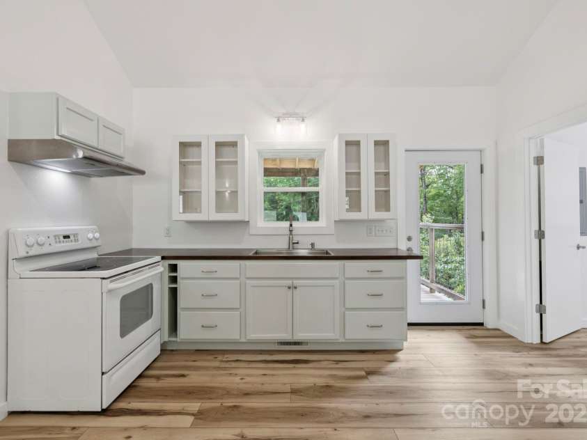 185 Little Elbow Mountain Road, Lake Toxaway, NC 28747.  MLS# CAR4265070, YatesRealty ID 22994. Open kitchenb