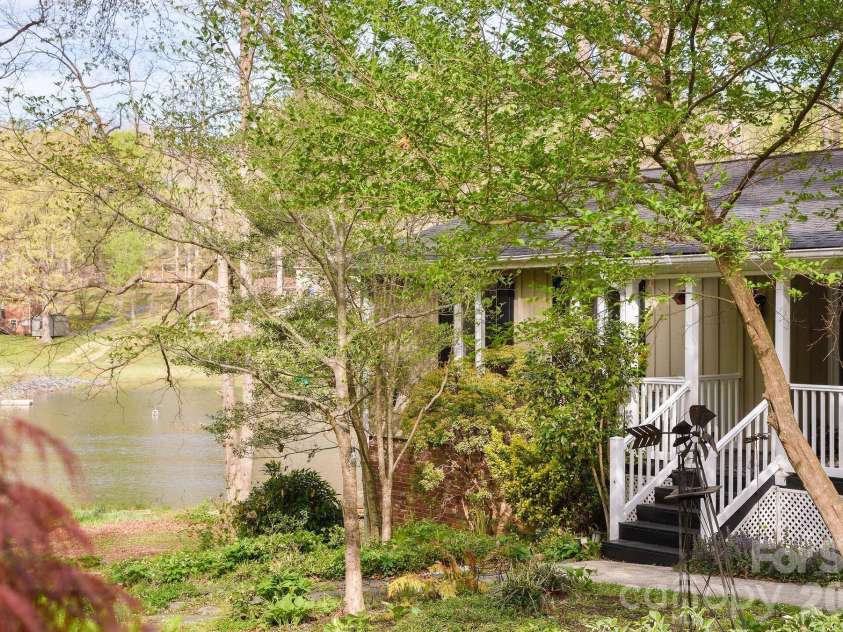 2141 Walker Road, Winston Salem, NC 27106.  MLS# CAR4367580, YatesRealty ID 22994. 