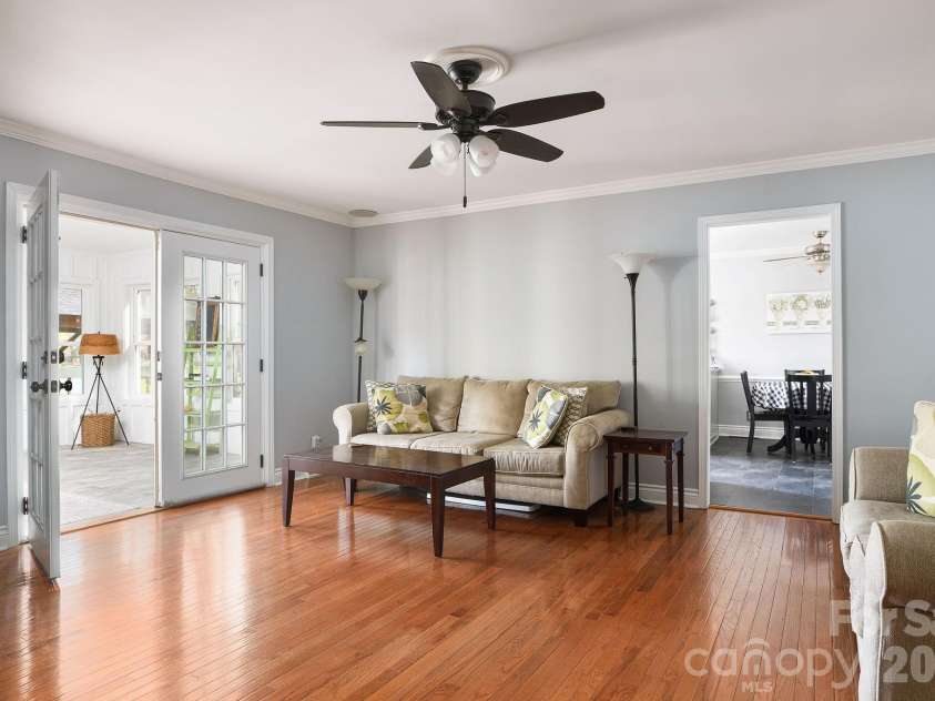 2141 Walker Road, Winston Salem, NC 27106.  MLS# CAR4367580, YatesRealty ID 22994. 