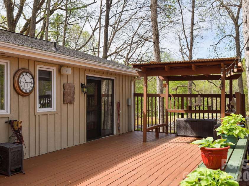 2141 Walker Road, Winston Salem, NC 27106.  MLS# CAR4367580, YatesRealty ID 22994. 