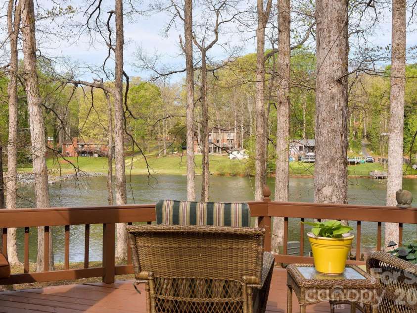 2141 Walker Road, Winston Salem, NC 27106.  MLS# CAR4367580, YatesRealty ID 22994. 