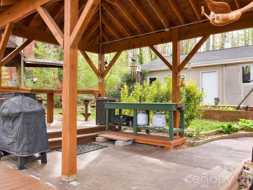 2141 Walker Road, Winston Salem, NC 27106.  MLS# CAR4367580, YatesRealty ID 22994. 
