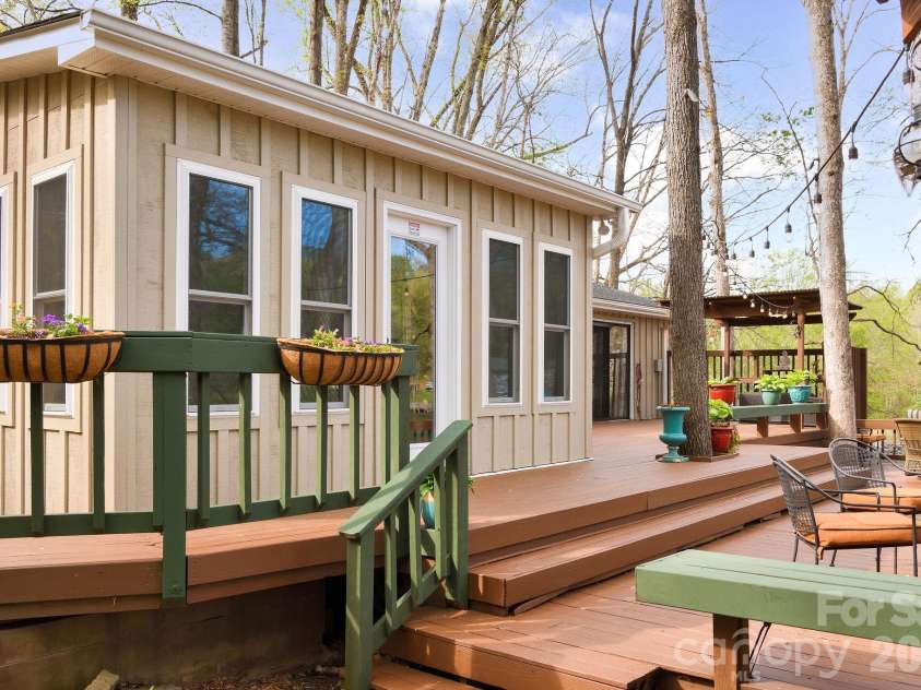 2141 Walker Road, Winston Salem, NC 27106.  MLS# CAR4367580, YatesRealty ID 22994. 