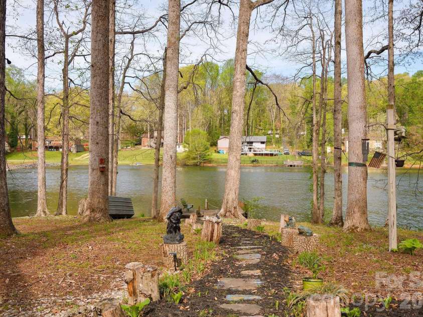2141 Walker Road, Winston Salem, NC 27106.  MLS# CAR4367580, YatesRealty ID 22994. 