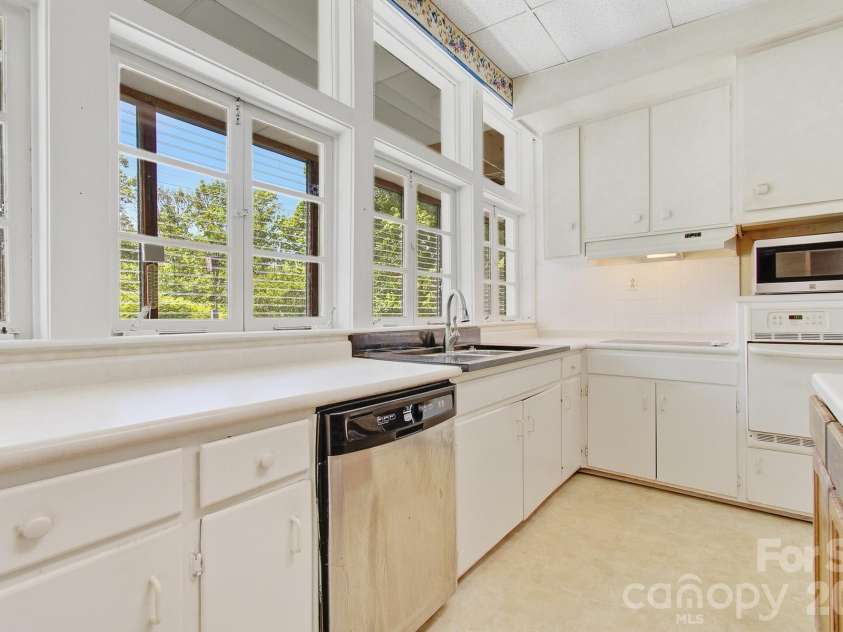 20 Reed Road, Asheville, NC 28805.  MLS# CAR4380460, YatesRealty ID 22995. 