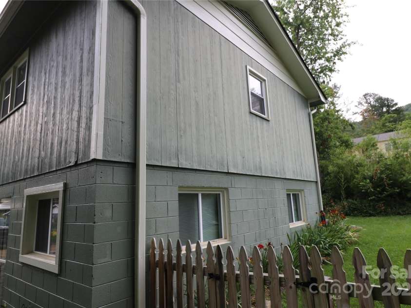 9 Oakland Street, Weaverville, NC 28787.  MLS# CAR4271854, YatesRealty ID 22995. 