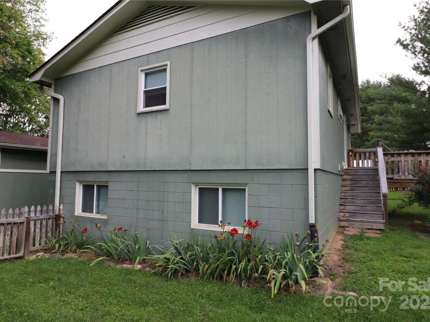 9 Oakland Street, Weaverville, NC 28787.  MLS# CAR4271854, YatesRealty ID 22995. 