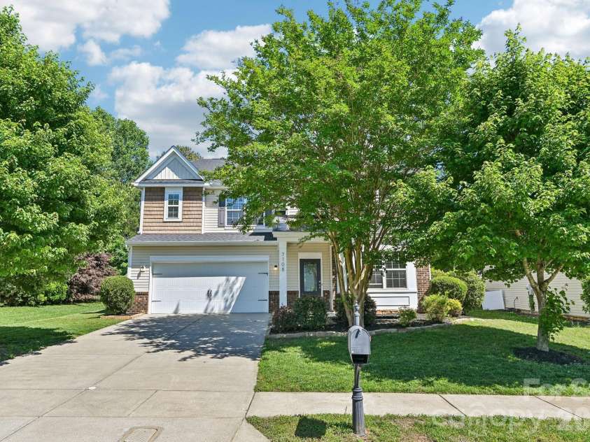 7108 Kinley Commons Lane, Charlotte, NC 28278.  MLS# CAR4381792, YatesRealty ID 22997. 