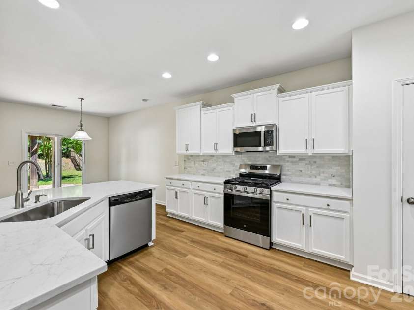 7108 Kinley Commons Lane, Charlotte, NC 28278.  MLS# CAR4381792, YatesRealty ID 22997. 