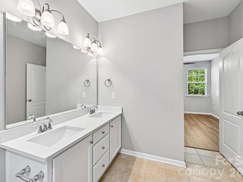 7108 Kinley Commons Lane, Charlotte, NC 28278.  MLS# CAR4381792, YatesRealty ID 22997. 