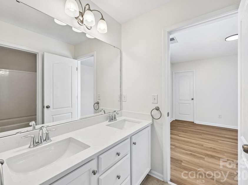 7108 Kinley Commons Lane, Charlotte, NC 28278.  MLS# CAR4381792, YatesRealty ID 22997. 