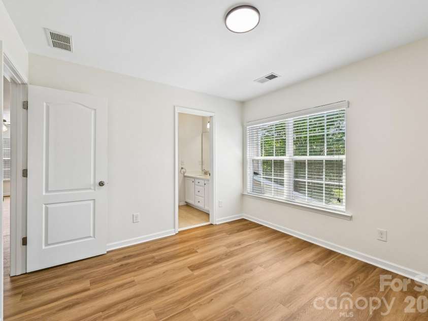 7108 Kinley Commons Lane, Charlotte, NC 28278.  MLS# CAR4381792, YatesRealty ID 22997. 