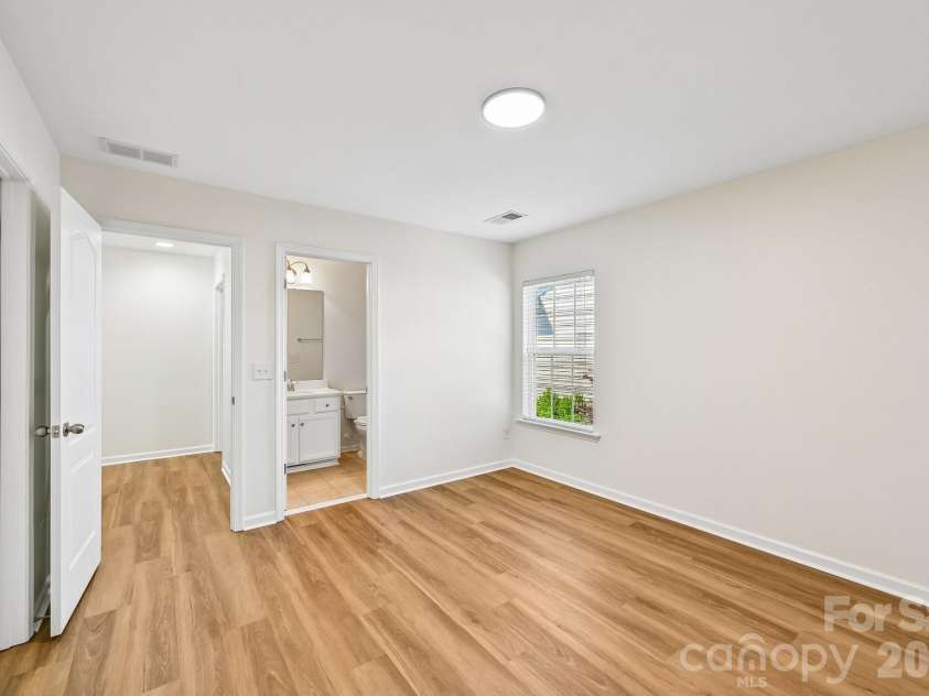 7108 Kinley Commons Lane, Charlotte, NC 28278.  MLS# CAR4381792, YatesRealty ID 22997. 