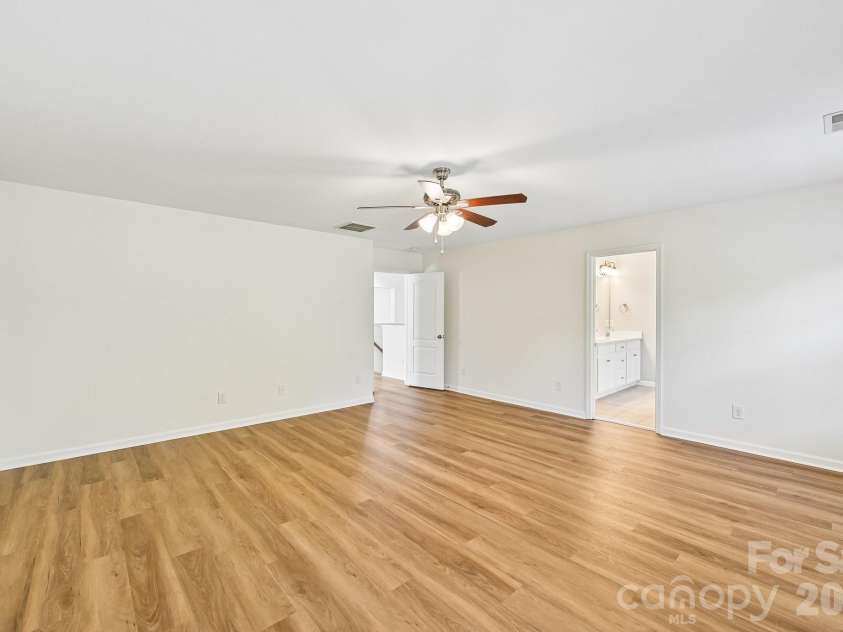 7108 Kinley Commons Lane, Charlotte, NC 28278.  MLS# CAR4381792, YatesRealty ID 22997. 