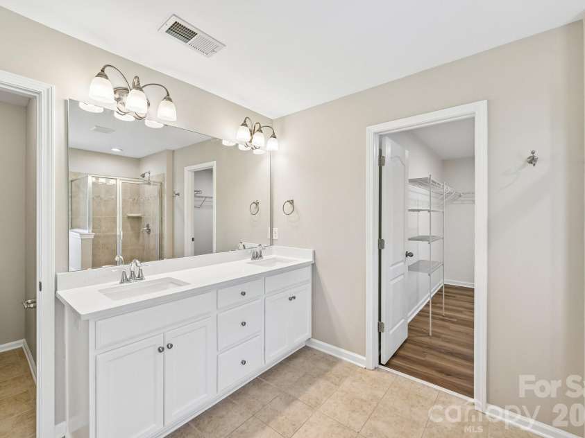 7108 Kinley Commons Lane, Charlotte, NC 28278.  MLS# CAR4381792, YatesRealty ID 22997. 