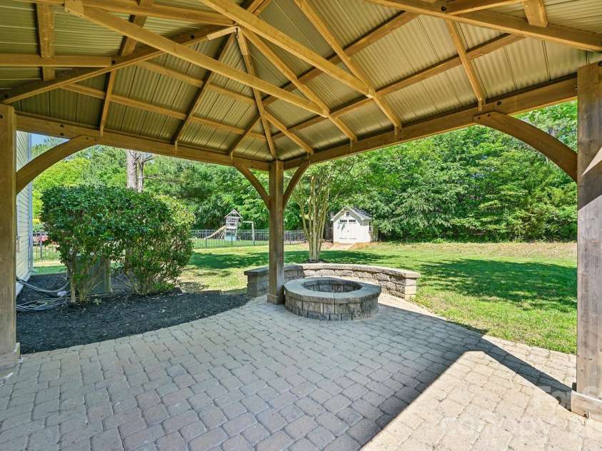 7108 Kinley Commons Lane, Charlotte, NC 28278.  MLS# CAR4381792, YatesRealty ID 22997. 