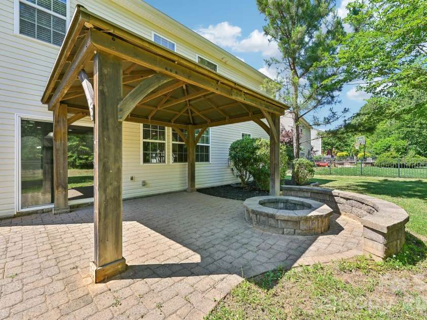 7108 Kinley Commons Lane, Charlotte, NC 28278.  MLS# CAR4381792, YatesRealty ID 22997. 