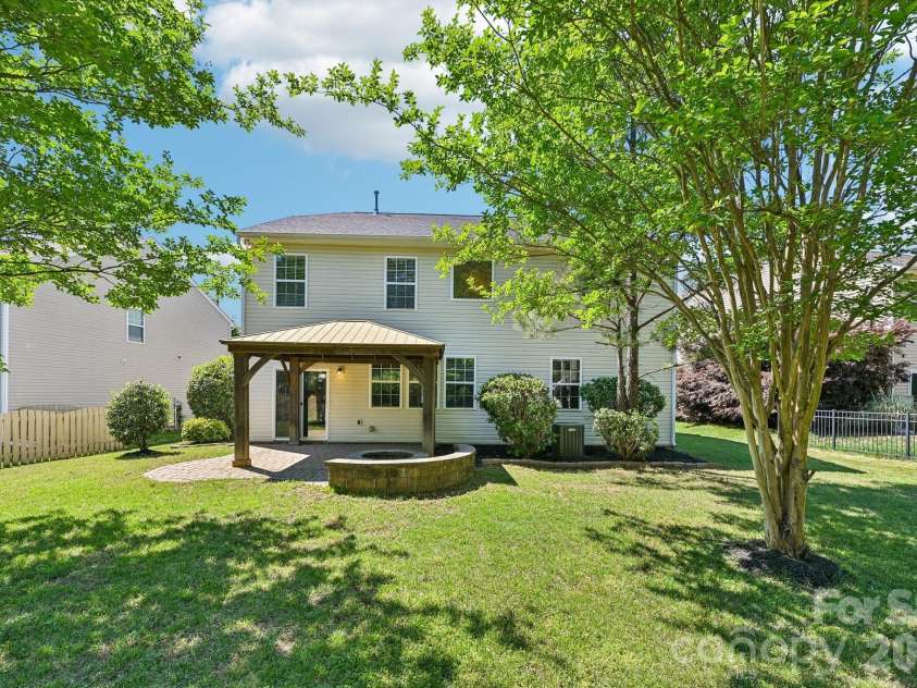7108 Kinley Commons Lane, Charlotte, NC 28278.  MLS# CAR4381792, YatesRealty ID 22997. 