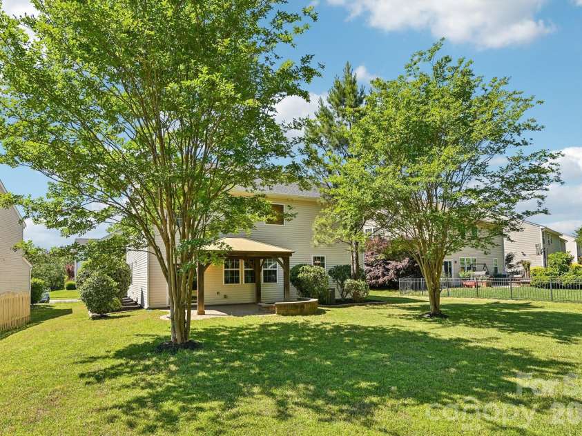 7108 Kinley Commons Lane, Charlotte, NC 28278.  MLS# CAR4381792, YatesRealty ID 22997. 