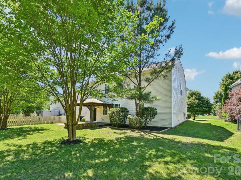 7108 Kinley Commons Lane, Charlotte, NC 28278.  MLS# CAR4381792, YatesRealty ID 22997. 