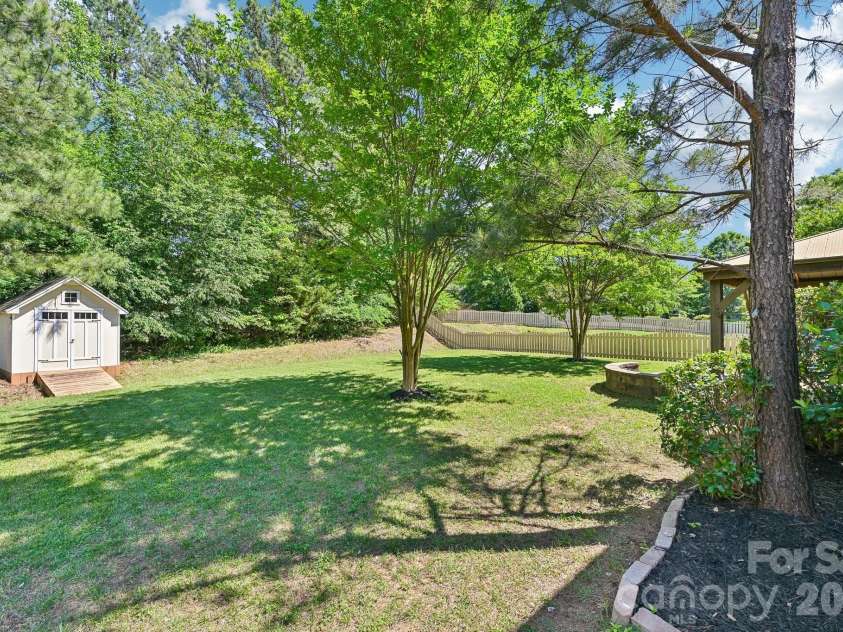 7108 Kinley Commons Lane, Charlotte, NC 28278.  MLS# CAR4381792, YatesRealty ID 22997. 
