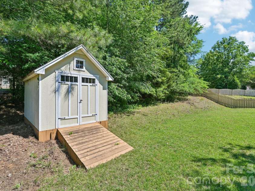 7108 Kinley Commons Lane, Charlotte, NC 28278.  MLS# CAR4381792, YatesRealty ID 22997. 