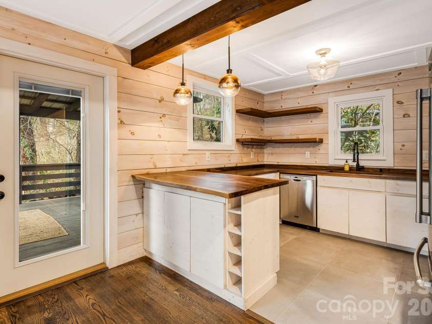 61 White Dogwood Lane, Lake Junaluska, NC 28745.  MLS# CAR4344094, YatesRealty ID 22998. Kitchen