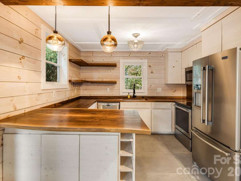 61 White Dogwood Lane, Lake Junaluska, NC 28745.  MLS# CAR4344094, YatesRealty ID 22998. Kitchen