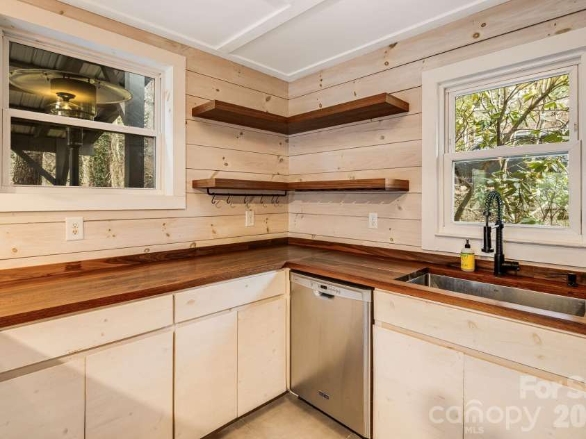 61 White Dogwood Lane, Lake Junaluska, NC 28745.  MLS# CAR4344094, YatesRealty ID 22998. Kitchen