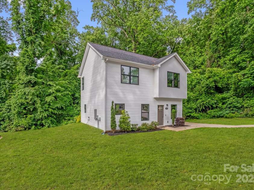 2908 Burgess Drive, Charlotte, NC 28208.  MLS# CAR4257726, YatesRealty ID 22999. 
