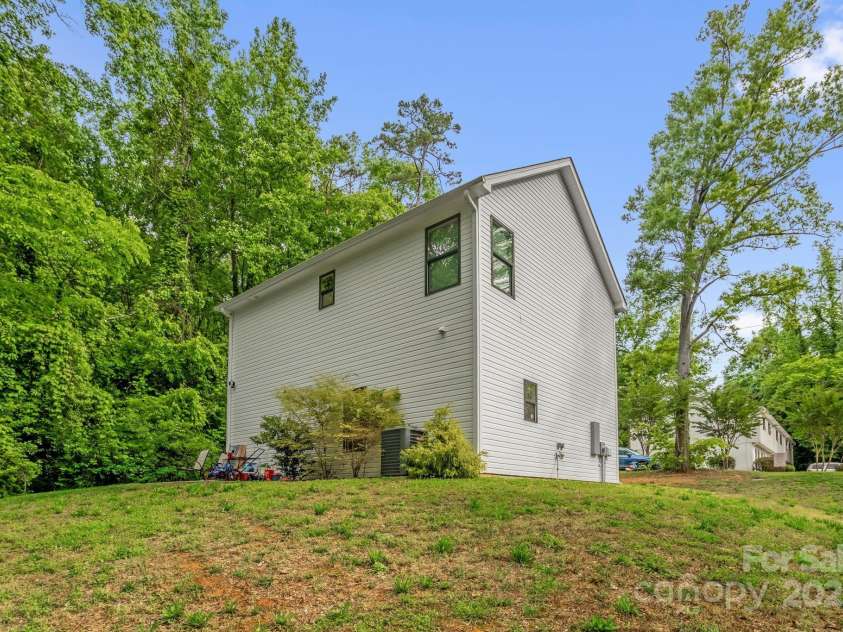 2908 Burgess Drive, Charlotte, NC 28208.  MLS# CAR4257726, YatesRealty ID 22999. 