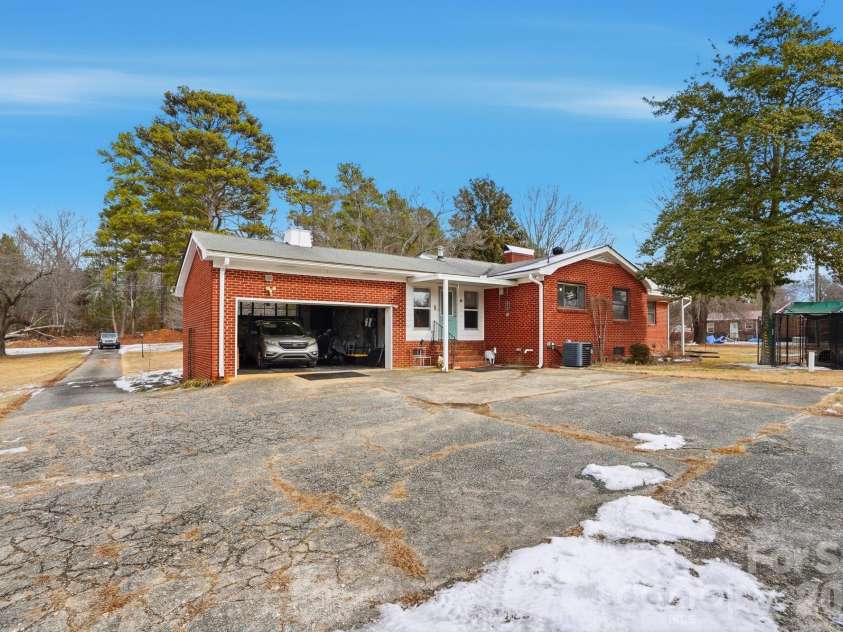 7511 Old Mocksville Road, Salisbury, NC 28144.  MLS# CAR4342046, YatesRealty ID 2300. 18 foot opening
