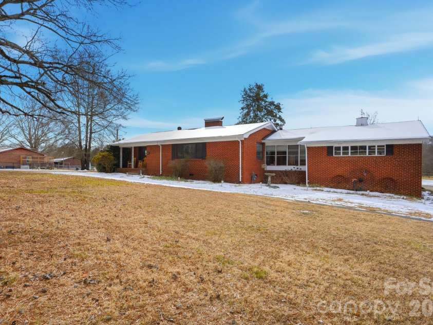 7511 Old Mocksville Road, Salisbury, NC 28144.  MLS# CAR4342046, YatesRealty ID 2300. A ranch for your ranch