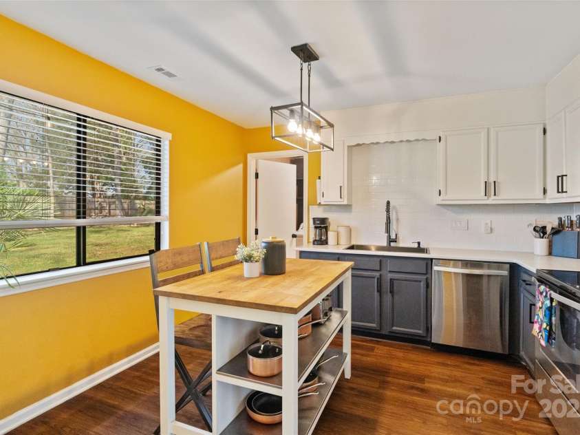 7656 Eastbourne Road, Charlotte, NC 28227.  MLS# CAR4238426, YatesRealty ID 23000. Bright Kitchen