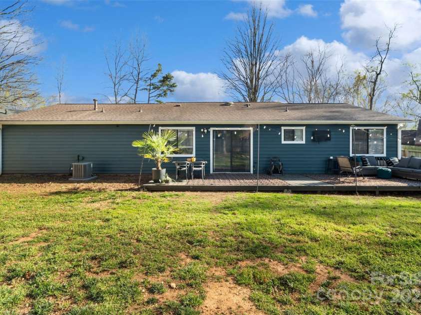 7656 Eastbourne Road, Charlotte, NC 28227.  MLS# CAR4238426, YatesRealty ID 23000. Large Back Deck