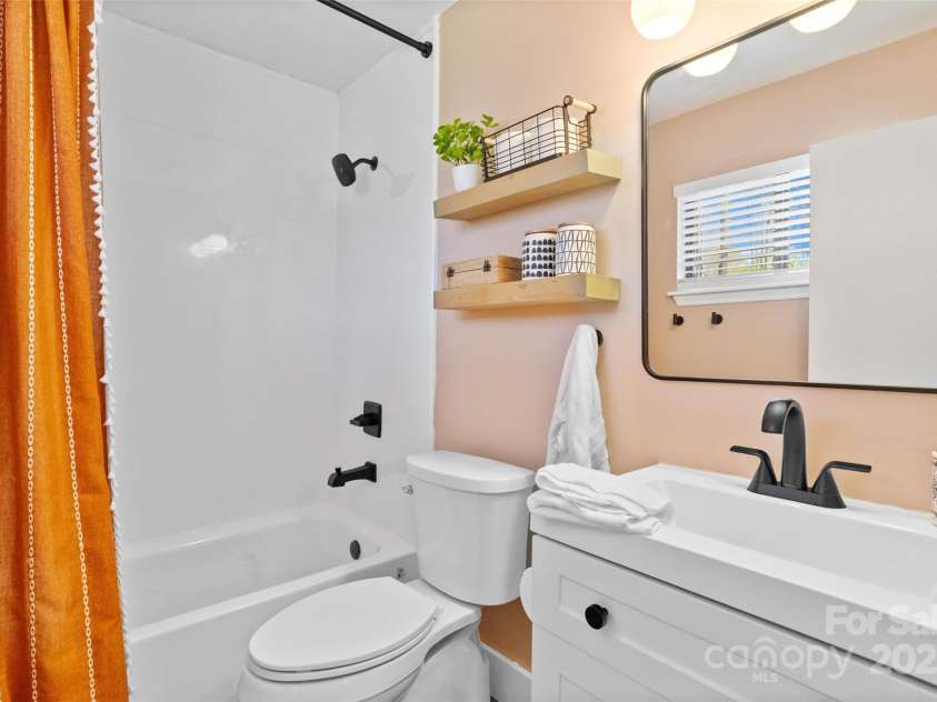 7656 Eastbourne Road, Charlotte, NC 28227.  MLS# CAR4238426, YatesRealty ID 23000. Primary Bathroom