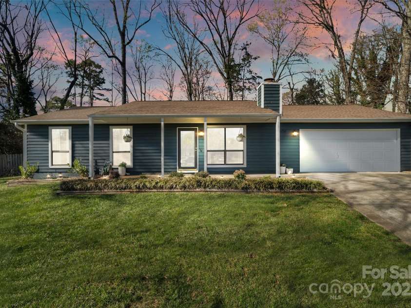 7656 Eastbourne Road, Charlotte, NC 28227.  MLS# CAR4238426, YatesRealty ID 23000. The perfect Ranch!
